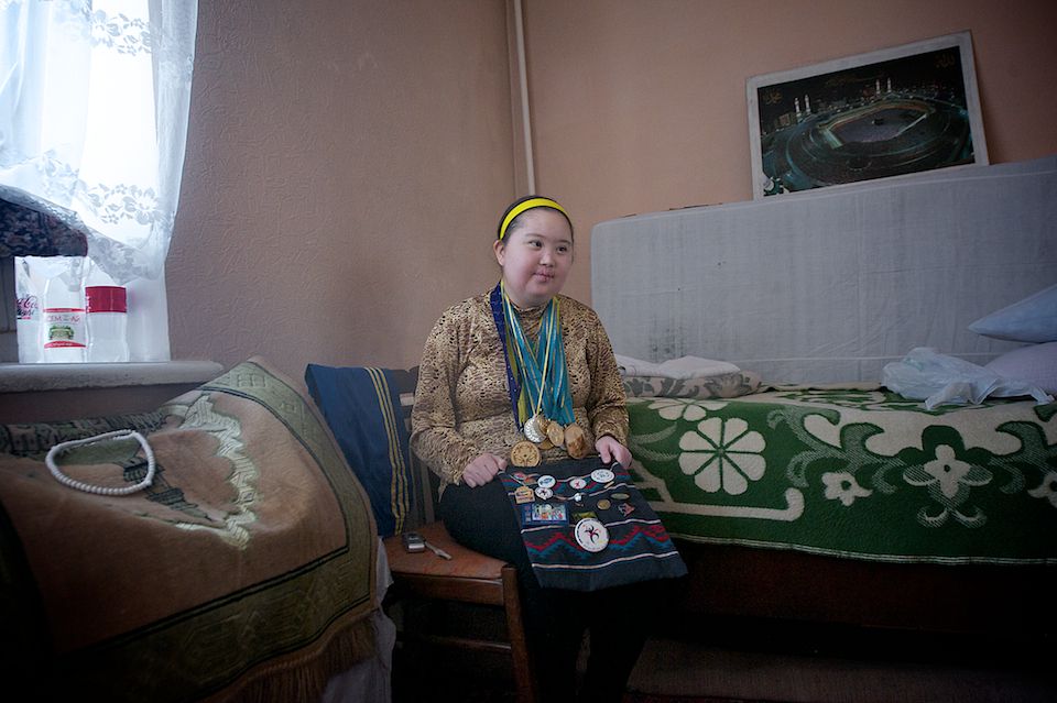 Атлеты с синдромом Дауна и их тренеры из движения Special Olympics Kazakhstan во время тренировок и соревнований, синдром Дауна, Special Olympics, Спешиал Олимпикс Казахстан, инклюзия, спорт и равенство, люди с инвалидностью, Нилюфар Амирбекова, Карлыгаш Нуржан, социальные истории, Shanger.kz