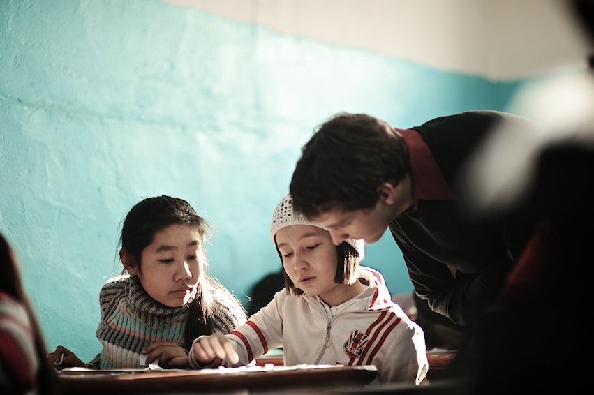 Американский волонтер Джонатан Рибел преподает английский язык в селе Шаульдер Южно-Казахстанской области, осваивает казахский язык и сельский быт, Джонатан Рибел, Корпус мира, село Шаульдер, английский язык, Казахстан, волонтер, сельская школа, Карлыгаш Нуржан, Shanger.kz