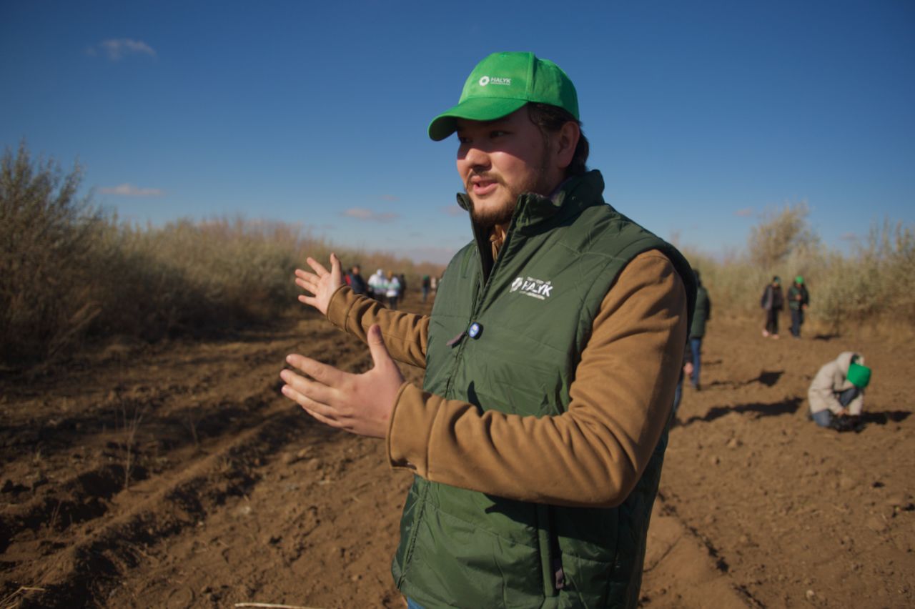 Halyk орманы, волонтёры, студенты и представители фонда Halyk высаживают 7 500 саженцев яблонь в зелёном поясе Астаны, Фоторепортаж Карлыгаш Нуржан для Shanger.kz.