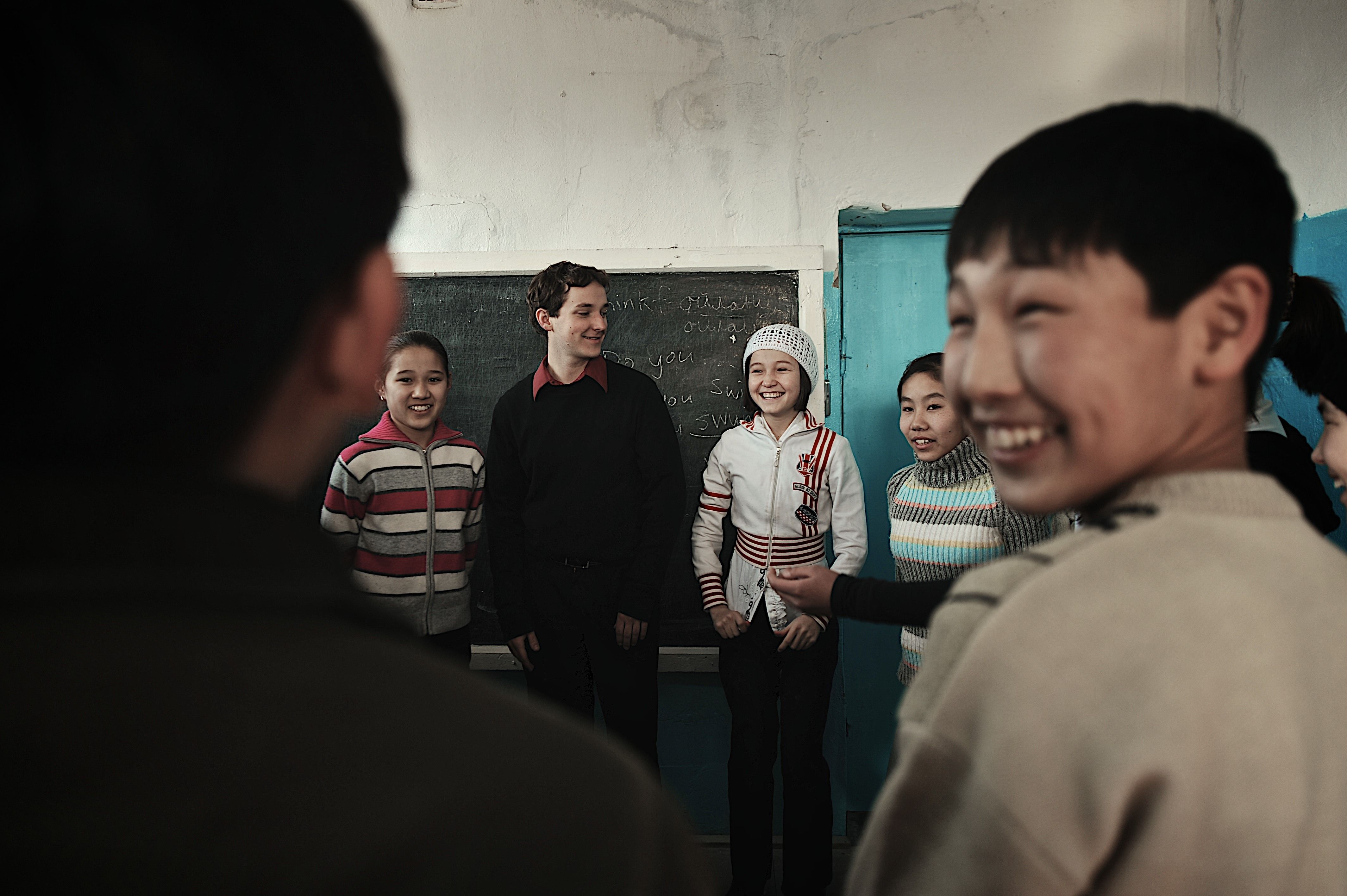 Американский волонтер Джонатан Рибел преподает английский язык в селе Шаульдер Южно-Казахстанской области, осваивает казахский язык и сельский быт, Джонатан Рибел, Корпус мира, село Шаульдер, английский язык, Казахстан, волонтер, сельская школа, Карлыгаш Нуржан, Shanger.kz