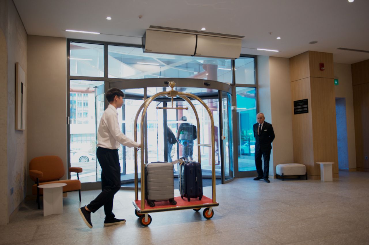 Команда Holiday Inn приветствует гостя в уютном лобби отеля: улыбка, чек-ин и профессионализм, Holiday Inn, гостеприимство, отель, сервис, путешествия Казахстан, лобби отеля, идеальный приём