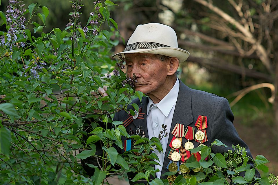 История любви ветерана Великой Отечественной войны Абена Берденова и его супруги Батес Мурзахановой, выдержавшей испытание временем и войной. Великая Отечественная война, ветераны, история любви, Казахстан, Караганда, фронт, Победа, память, Карлыгаш Нуржан, Shanger.kz