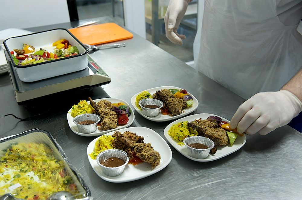 Процесс приготовления и доставки бортового питания авиакомпании Air Astana — от цеха в Актобе до рейсов в Казахстане и за рубежом, бортовое питание, Air Astana, Казахстан, Актобе, авиаперелёты, еда в самолёте, авиация, кейтеринг, Shanger.kz, Карла Нур