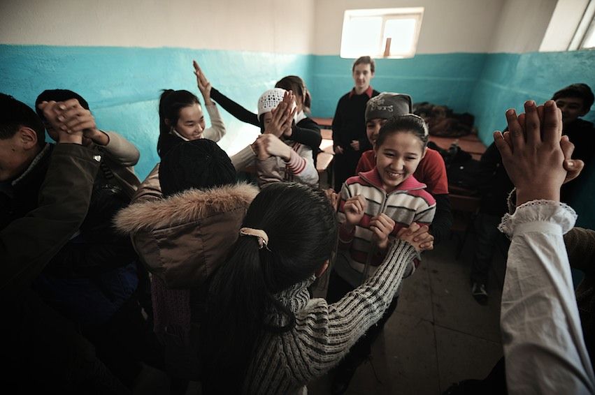 Американский волонтер Джонатан Рибел преподает английский язык в селе Шаульдер Южно-Казахстанской области, осваивает казахский язык и сельский быт, Джонатан Рибел, Корпус мира, село Шаульдер, английский язык, Казахстан, волонтер, сельская школа, Карлыгаш Нуржан, Shanger.kz