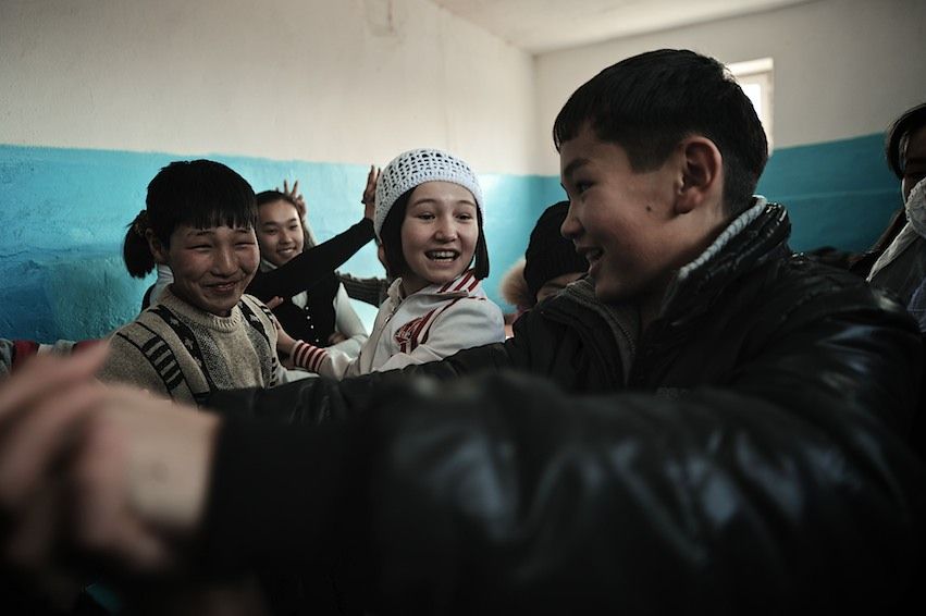 Американский волонтер Джонатан Рибел преподает английский язык в селе Шаульдер Южно-Казахстанской области, осваивает казахский язык и сельский быт, Джонатан Рибел, Корпус мира, село Шаульдер, английский язык, Казахстан, волонтер, сельская школа, Карлыгаш Нуржан, Shanger.kz