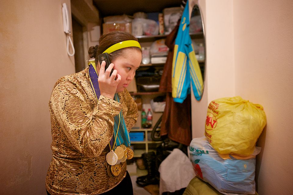Атлеты с синдромом Дауна и их тренеры из движения Special Olympics Kazakhstan во время тренировок и соревнований, синдром Дауна, Special Olympics, Спешиал Олимпикс Казахстан, инклюзия, спорт и равенство, люди с инвалидностью, Нилюфар Амирбекова, Карлыгаш Нуржан, социальные истории, Shanger.kz