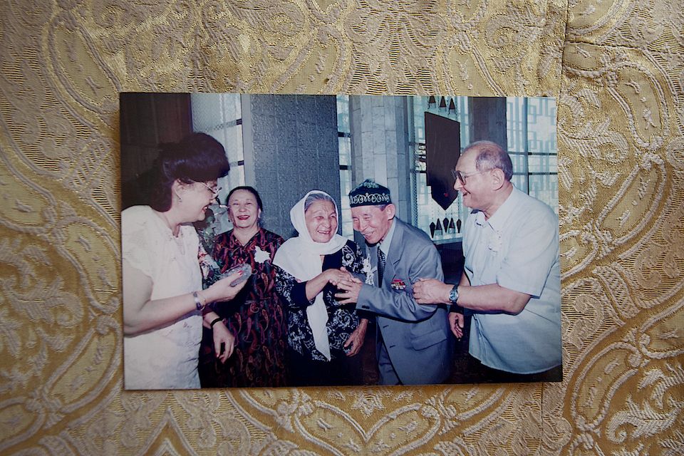 История любви ветерана Великой Отечественной войны Абена Берденова и его супруги Батес Мурзахановой, выдержавшей испытание временем и войной. Великая Отечественная война, ветераны, история любви, Казахстан, Караганда, фронт, Победа, память, Карлыгаш Нуржан, Shanger.kz