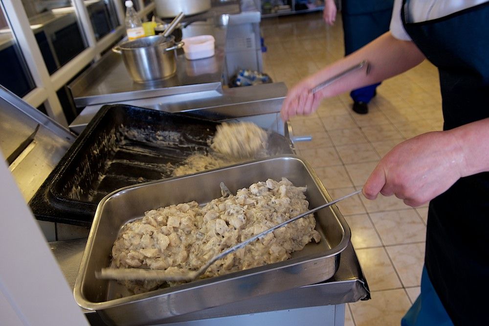 Процесс приготовления и доставки бортового питания авиакомпании Air Astana — от цеха в Актобе до рейсов в Казахстане и за рубежом, бортовое питание, Air Astana, Казахстан, Актобе, авиаперелёты, еда в самолёте, авиация, кейтеринг, Shanger.kz, Карла Нур