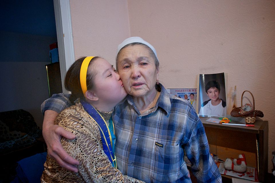 Атлеты с синдромом Дауна и их тренеры из движения Special Olympics Kazakhstan во время тренировок и соревнований, синдром Дауна, Special Olympics, Спешиал Олимпикс Казахстан, инклюзия, спорт и равенство, люди с инвалидностью, Нилюфар Амирбекова, Карлыгаш Нуржан, социальные истории, Shanger.kz