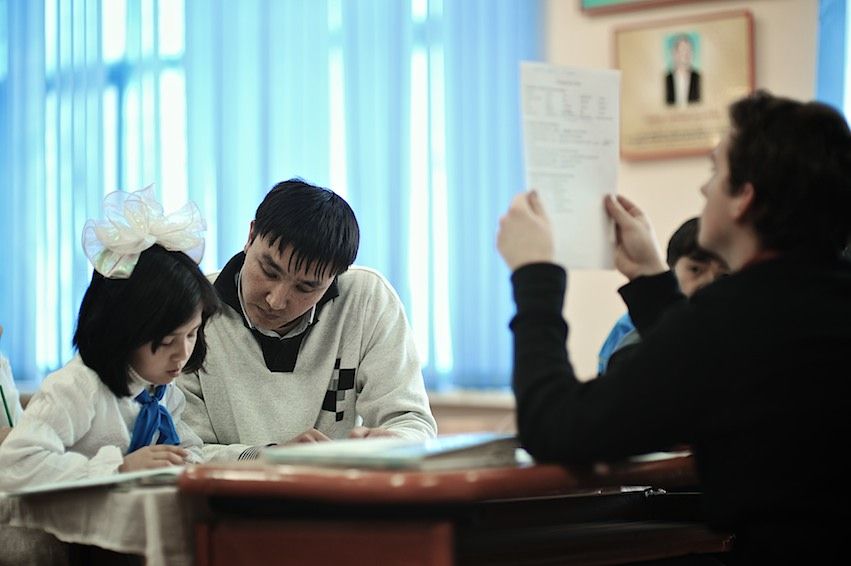 Американский волонтер Джонатан Рибел преподает английский язык в селе Шаульдер Южно-Казахстанской области, осваивает казахский язык и сельский быт, Джонатан Рибел, Корпус мира, село Шаульдер, английский язык, Казахстан, волонтер, сельская школа, Карлыгаш Нуржан, Shanger.kz