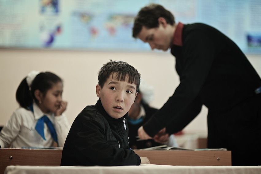 Американский волонтер Джонатан Рибел преподает английский язык в селе Шаульдер Южно-Казахстанской области, осваивает казахский язык и сельский быт, Джонатан Рибел, Корпус мира, село Шаульдер, английский язык, Казахстан, волонтер, сельская школа, Карлыгаш Нуржан, Shanger.kz