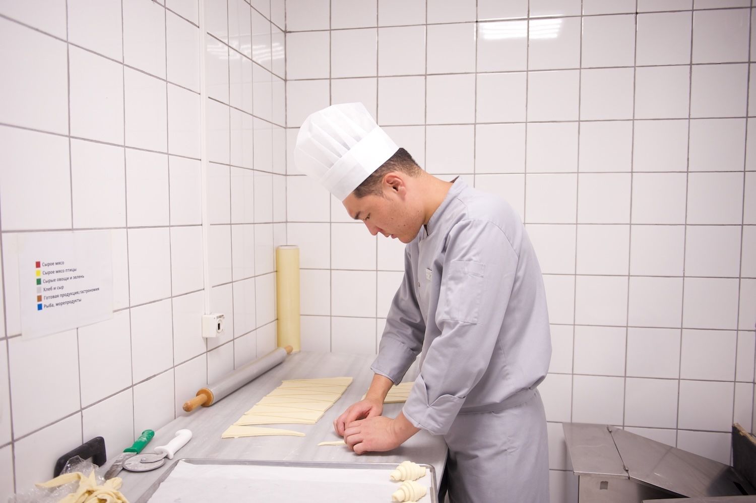 Алматыдағы Holiday Inn қонақүйінің таңғы асы: жаңа піскен нан өнімдері, швед үстелі және қазақы тағамдар. Holiday Inn Алматы, Алматы қонақүйлері, қонақүй қызметі, қонақжайлық, қонақүйдегі таңғы ас, швед үстелі, Қазақстан туризмі