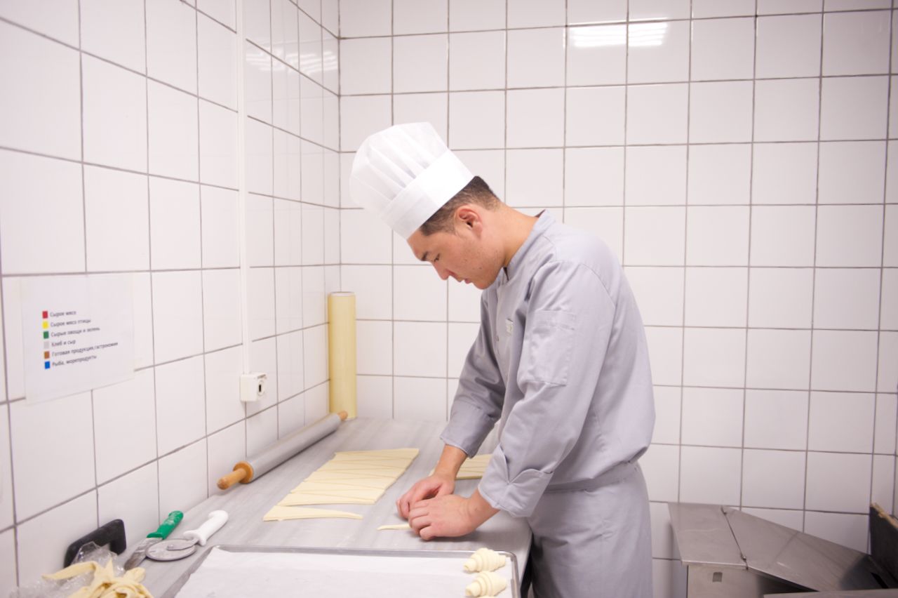 Команда Holiday Inn приветствует гостя в уютном лобби отеля: улыбка, чек-ин и профессионализм, Holiday Inn, гостеприимство, отель, сервис, путешествия Казахстан, лобби отеля, идеальный приём