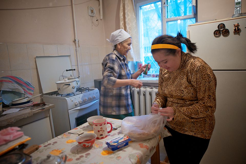 Атлеты с синдромом Дауна и их тренеры из движения Special Olympics Kazakhstan во время тренировок и соревнований, синдром Дауна, Special Olympics, Спешиал Олимпикс Казахстан, инклюзия, спорт и равенство, люди с инвалидностью, Нилюфар Амирбекова, Карлыгаш Нуржан, социальные истории, Shanger.kz