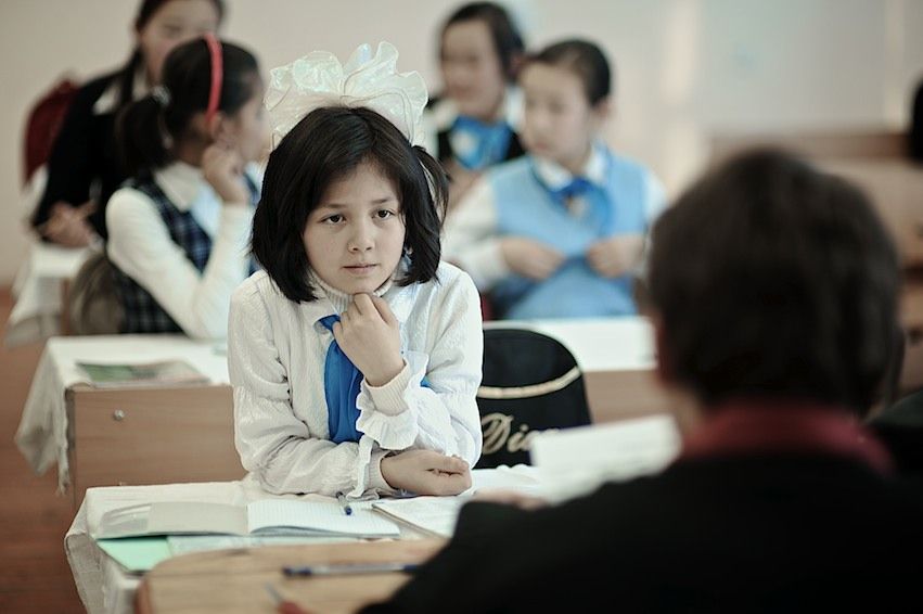 Американский волонтер Джонатан Рибел преподает английский язык в селе Шаульдер Южно-Казахстанской области, осваивает казахский язык и сельский быт, Джонатан Рибел, Корпус мира, село Шаульдер, английский язык, Казахстан, волонтер, сельская школа, Карлыгаш Нуржан, Shanger.kz