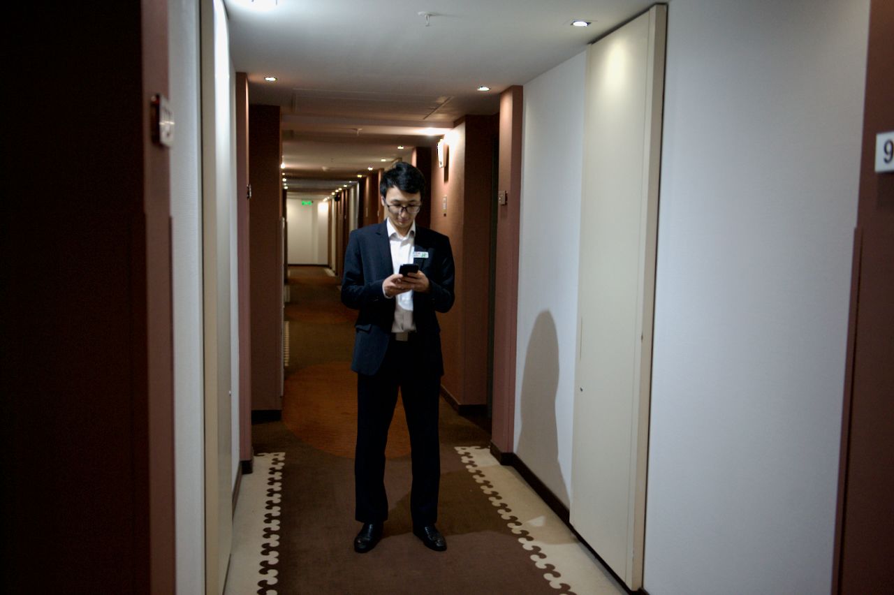 Команда Holiday Inn приветствует гостя в уютном лобби отеля: улыбка, чек-ин и профессионализм, Holiday Inn, гостеприимство, отель, сервис, путешествия Казахстан, лобби отеля, идеальный приём