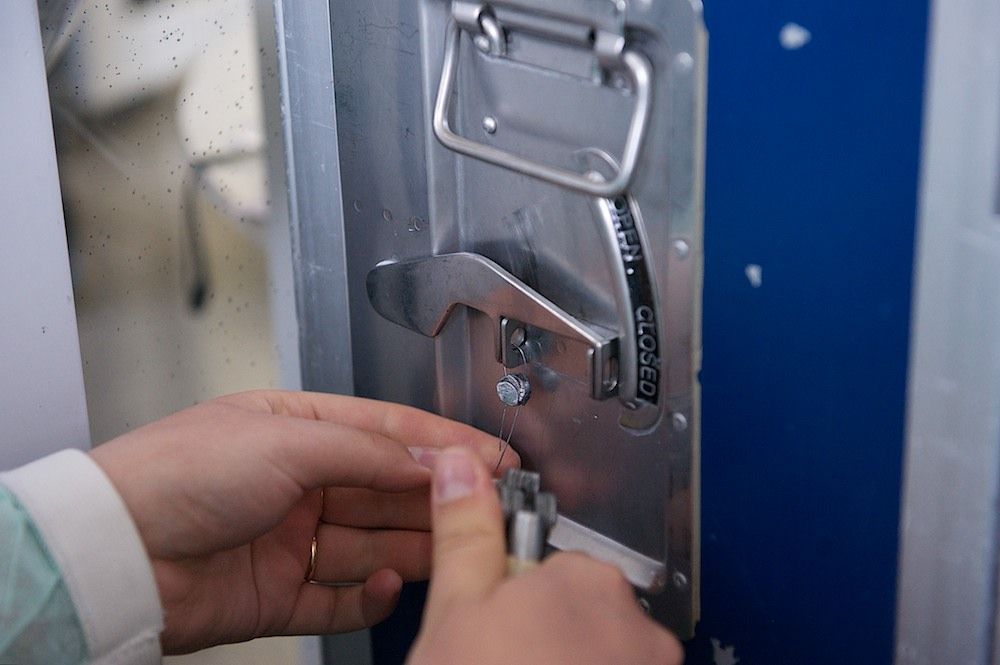 Процесс приготовления и доставки бортового питания авиакомпании Air Astana — от цеха в Актобе до рейсов в Казахстане и за рубежом, бортовое питание, Air Astana, Казахстан, Актобе, авиаперелёты, еда в самолёте, авиация, кейтеринг, Shanger.kz, Карла Нур