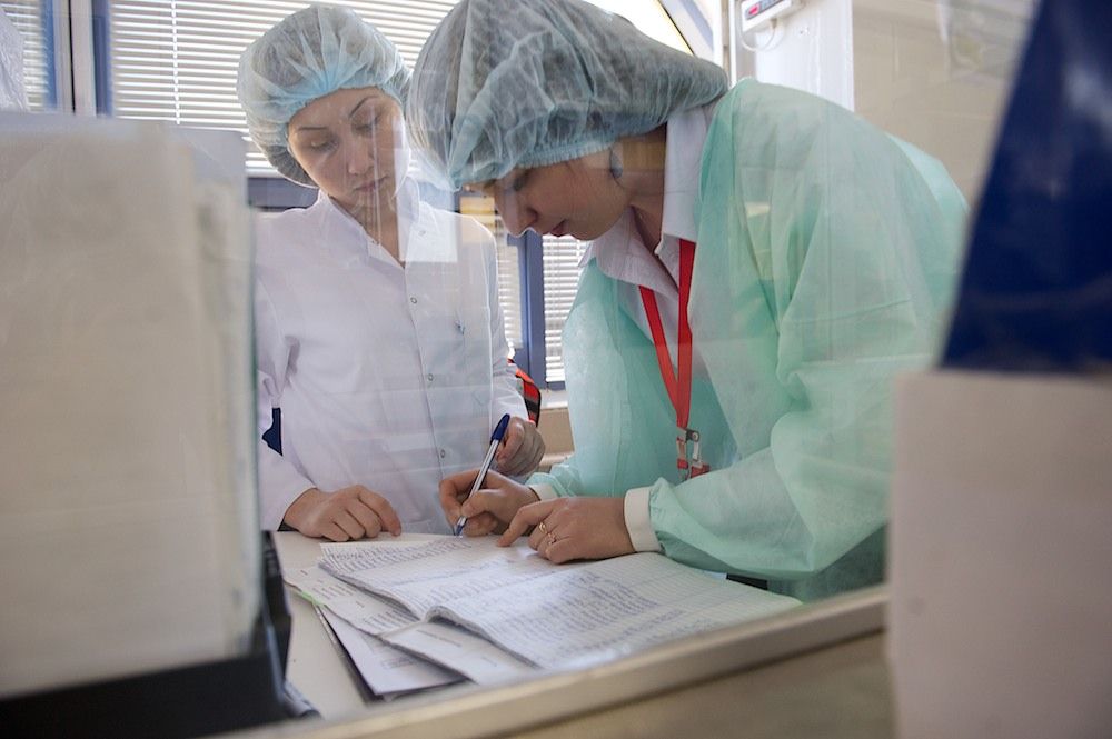 Процесс приготовления и доставки бортового питания авиакомпании Air Astana — от цеха в Актобе до рейсов в Казахстане и за рубежом, бортовое питание, Air Astana, Казахстан, Актобе, авиаперелёты, еда в самолёте, авиация, кейтеринг, Shanger.kz, Карла Нур