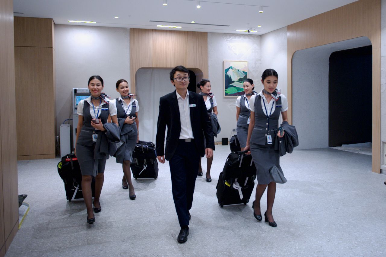 Команда Holiday Inn приветствует гостя в уютном лобби отеля: улыбка, чек-ин и профессионализм, Holiday Inn, гостеприимство, отель, сервис, путешествия Казахстан, лобби отеля, идеальный приём