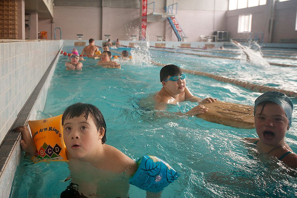 Атлеты с синдромом Дауна и их тренеры из движения Special Olympics Kazakhstan во время тренировок и соревнований, синдром Дауна, Special Olympics, Спешиал Олимпикс Казахстан, инклюзия, спорт и равенство, люди с инвалидностью, Нилюфар Амирбекова, Карлыгаш Нуржан, социальные истории, Shanger.kz
