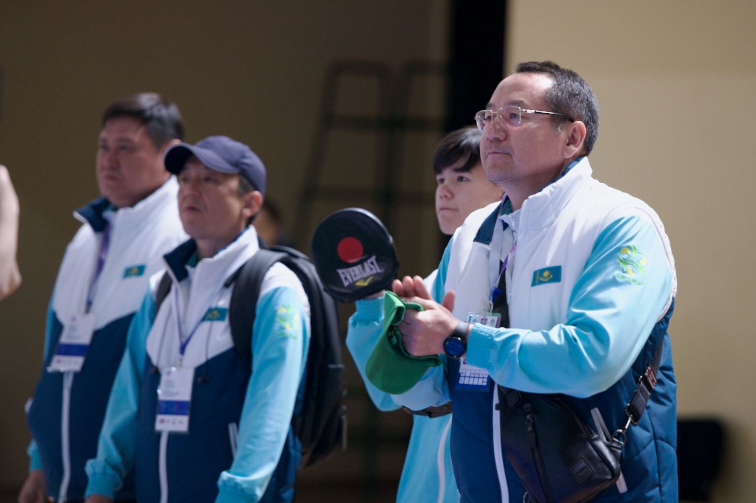 Участник проекта Auyl Sport из сельской местности Казахстана держит медаль и улыбается: путь от аула к чемпионству, Auyl Sport, фонд Halyk, сельские спортсмены, спорт в селе, Казахстан, агросело и спорт, проекты поддержки молодёжи, Тимур Кулибаев