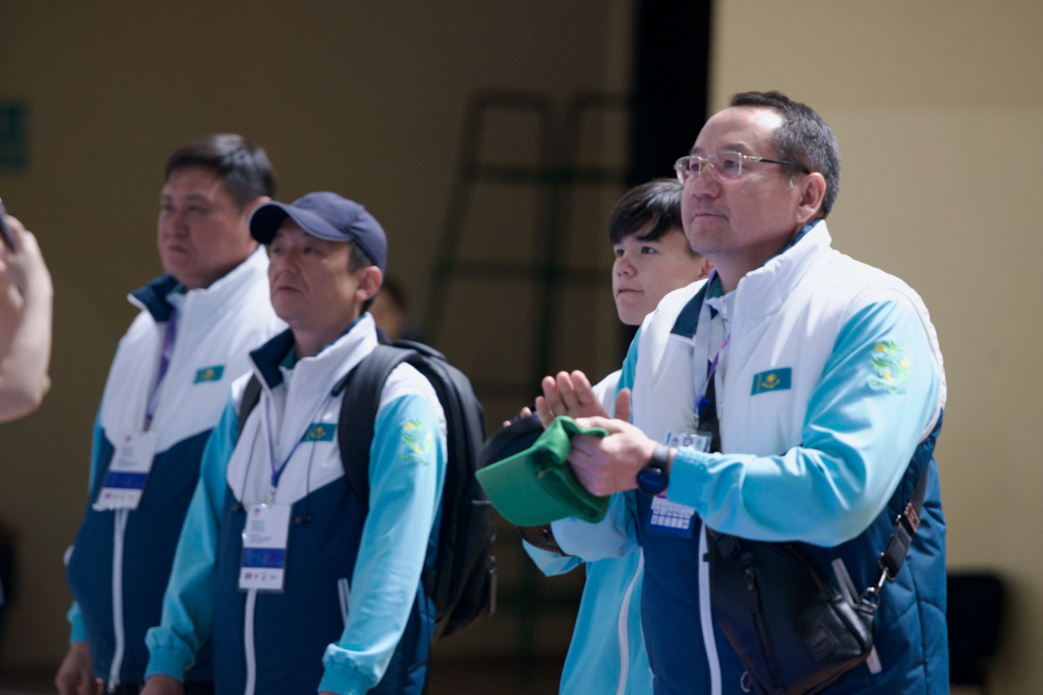 Участник проекта Auyl Sport из сельской местности Казахстана держит медаль и улыбается: путь от аула к чемпионству, Auyl Sport, фонд Halyk, сельские спортсмены, спорт в селе, Казахстан, агросело и спорт, проекты поддержки молодёжи, Тимур Кулибаев