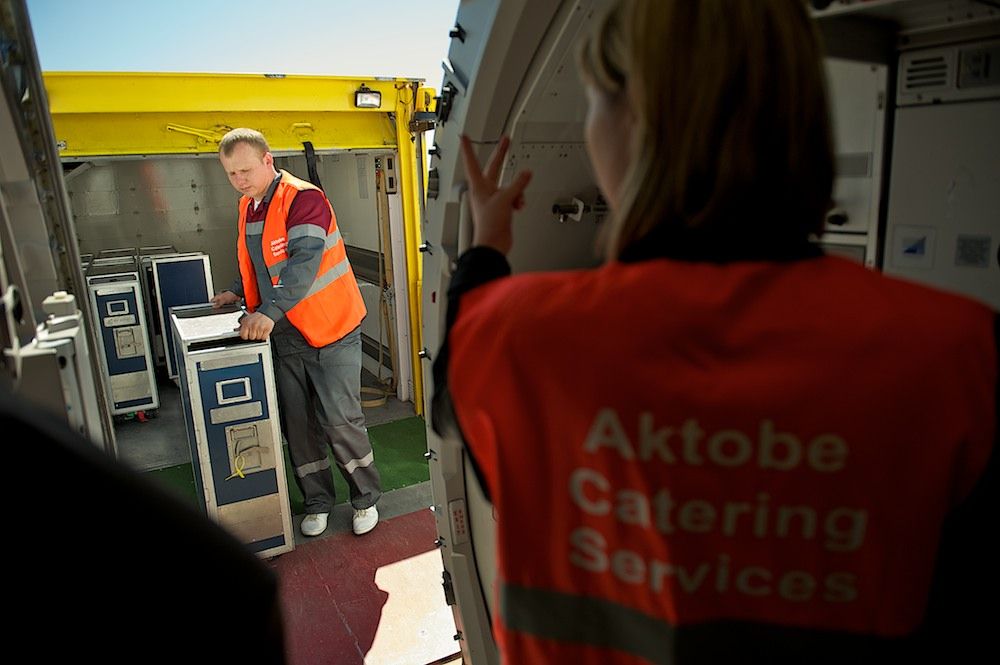 Процесс приготовления и доставки бортового питания авиакомпании Air Astana — от цеха в Актобе до рейсов в Казахстане и за рубежом, бортовое питание, Air Astana, Казахстан, Актобе, авиаперелёты, еда в самолёте, авиация, кейтеринг, Shanger.kz, Карла Нур