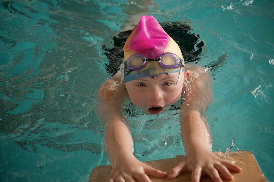 Атлеты с синдромом Дауна и их тренеры из движения Special Olympics Kazakhstan во время тренировок и соревнований, синдром Дауна, Special Olympics, Спешиал Олимпикс Казахстан, инклюзия, спорт и равенство, люди с инвалидностью, Нилюфар Амирбекова, Карлыгаш Нуржан, социальные истории, Shanger.kz