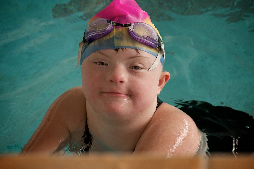 Атлеты с синдромом Дауна и их тренеры из движения Special Olympics Kazakhstan во время тренировок и соревнований, синдром Дауна, Special Olympics, Спешиал Олимпикс Казахстан, инклюзия, спорт и равенство, люди с инвалидностью, Нилюфар Амирбекова, Карлыгаш Нуржан, социальные истории, Shanger.kz