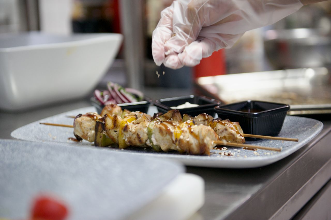 Команда Holiday Inn приветствует гостя в уютном лобби отеля: улыбка, чек-ин и профессионализм, Holiday Inn, гостеприимство, отель, сервис, путешествия Казахстан, лобби отеля, идеальный приём