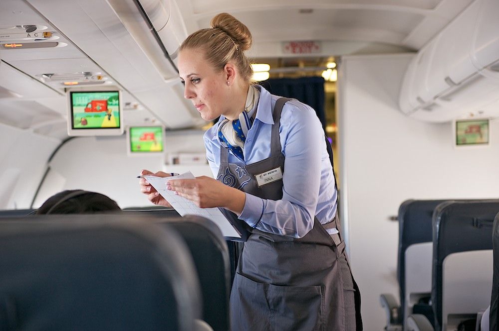 Процесс приготовления и доставки бортового питания авиакомпании Air Astana — от цеха в Актобе до рейсов в Казахстане и за рубежом, бортовое питание, Air Astana, Казахстан, Актобе, авиаперелёты, еда в самолёте, авиация, кейтеринг, Shanger.kz, Карла Нур