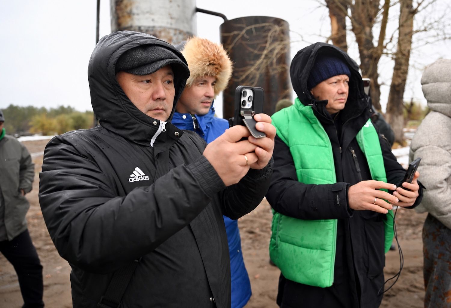 «Halyk Орманы» жобасы аясында Семей орманын қалпына келтіру жұмыстары, қарағай көшеттерін өсіру және баспасөз турына қатысушылар. Halyk Орманы, Halyk қоры, Семей орманы, Абай облысы, орманды қалпына келтіру, қарағай отырғызу, орман питомниктері, Тимур Құлыбаев, қайырымдылық, экология, Samruk-Kazyna Trust, еріктілер