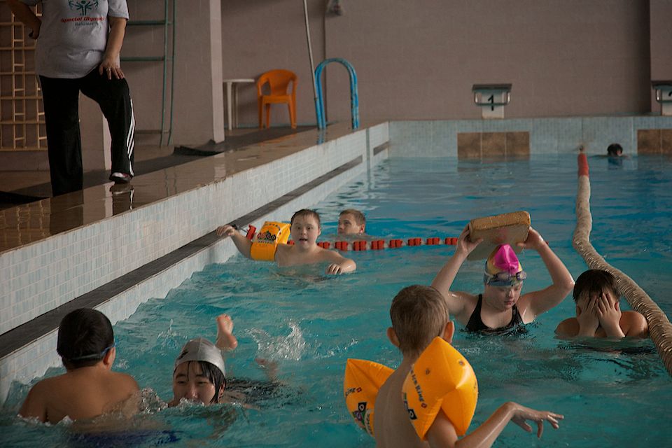 Атлеты с синдромом Дауна и их тренеры из движения Special Olympics Kazakhstan во время тренировок и соревнований, синдром Дауна, Special Olympics, Спешиал Олимпикс Казахстан, инклюзия, спорт и равенство, люди с инвалидностью, Нилюфар Амирбекова, Карлыгаш Нуржан, социальные истории, Shanger.kz