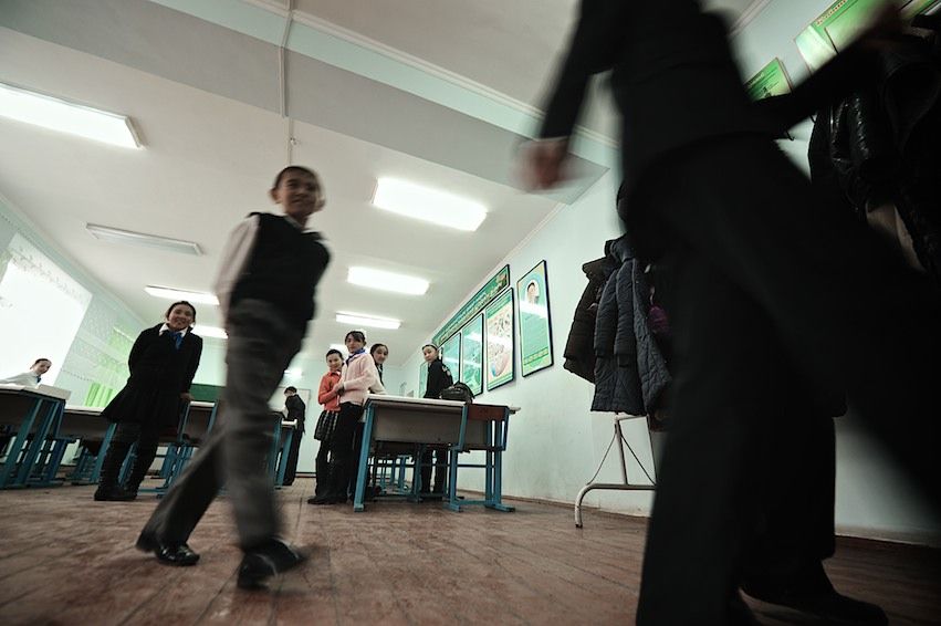 Американский волонтер Джонатан Рибел преподает английский язык в селе Шаульдер Южно-Казахстанской области, осваивает казахский язык и сельский быт, Джонатан Рибел, Корпус мира, село Шаульдер, английский язык, Казахстан, волонтер, сельская школа, Карлыгаш Нуржан, Shanger.kz