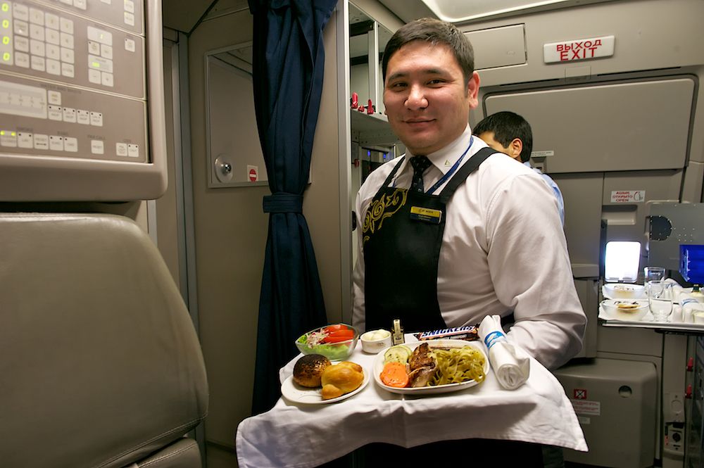 Процесс приготовления и доставки бортового питания авиакомпании Air Astana — от цеха в Актобе до рейсов в Казахстане и за рубежом, бортовое питание, Air Astana, Казахстан, Актобе, авиаперелёты, еда в самолёте, авиация, кейтеринг, Shanger.kz, Карла Нур