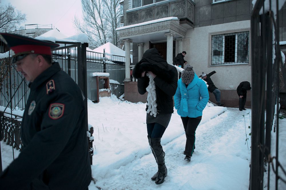 Рейд полиции Алматы по притонам: история девушек, оказавшихся в мире проституции, и взгляд изнутри на теневую сторону города, проституция, Алматы, рейд полиции, общество, женщины, сексуальное рабство, УБОП, Казахстан, Карлыгаш Нуржан, Shanger.kz