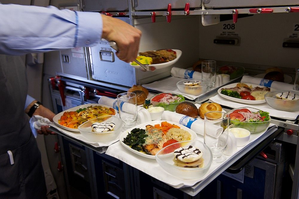 Процесс приготовления и доставки бортового питания авиакомпании Air Astana — от цеха в Актобе до рейсов в Казахстане и за рубежом, бортовое питание, Air Astana, Казахстан, Актобе, авиаперелёты, еда в самолёте, авиация, кейтеринг, Shanger.kz, Карла Нур