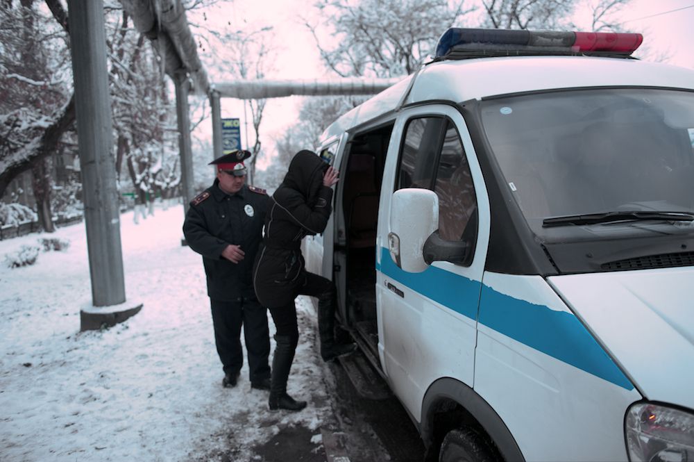 Рейд полиции Алматы по притонам: история девушек, оказавшихся в мире проституции, и взгляд изнутри на теневую сторону города, проституция, Алматы, рейд полиции, общество, женщины, сексуальное рабство, УБОП, Казахстан, Карлыгаш Нуржан, Shanger.kz
