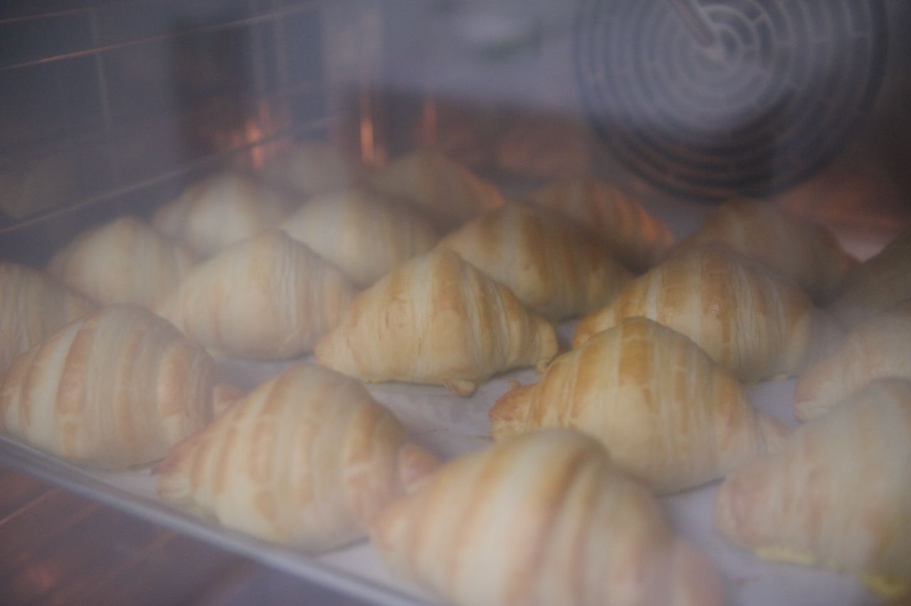 Команда Holiday Inn приветствует гостя в уютном лобби отеля: улыбка, чек-ин и профессионализм, Holiday Inn, гостеприимство, отель, сервис, путешествия Казахстан, лобби отеля, идеальный приём