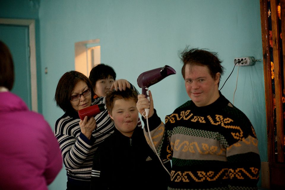 Атлеты с синдромом Дауна и их тренеры из движения Special Olympics Kazakhstan во время тренировок и соревнований, синдром Дауна, Special Olympics, Спешиал Олимпикс Казахстан, инклюзия, спорт и равенство, люди с инвалидностью, Нилюфар Амирбекова, Карлыгаш Нуржан, социальные истории, Shanger.kz