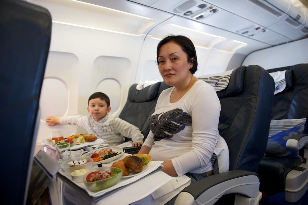 Процесс приготовления и доставки бортового питания авиакомпании Air Astana — от цеха в Актобе до рейсов в Казахстане и за рубежом, бортовое питание, Air Astana, Казахстан, Актобе, авиаперелёты, еда в самолёте, авиация, кейтеринг, Shanger.kz, Карла Нур