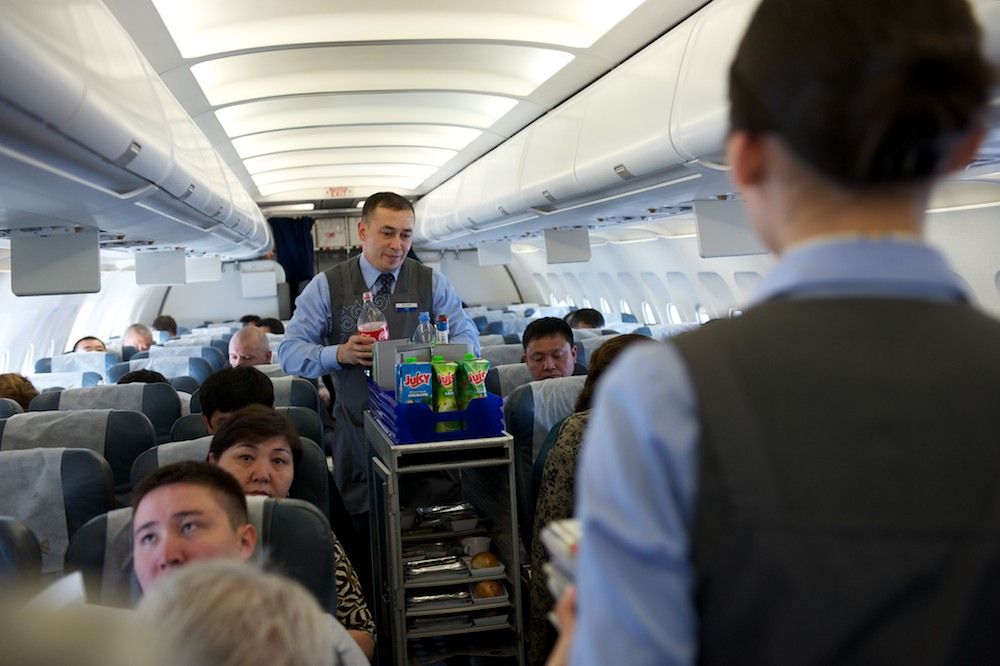 Процесс приготовления и доставки бортового питания авиакомпании Air Astana — от цеха в Актобе до рейсов в Казахстане и за рубежом, бортовое питание, Air Astana, Казахстан, Актобе, авиаперелёты, еда в самолёте, авиация, кейтеринг, Shanger.kz, Карла Нур