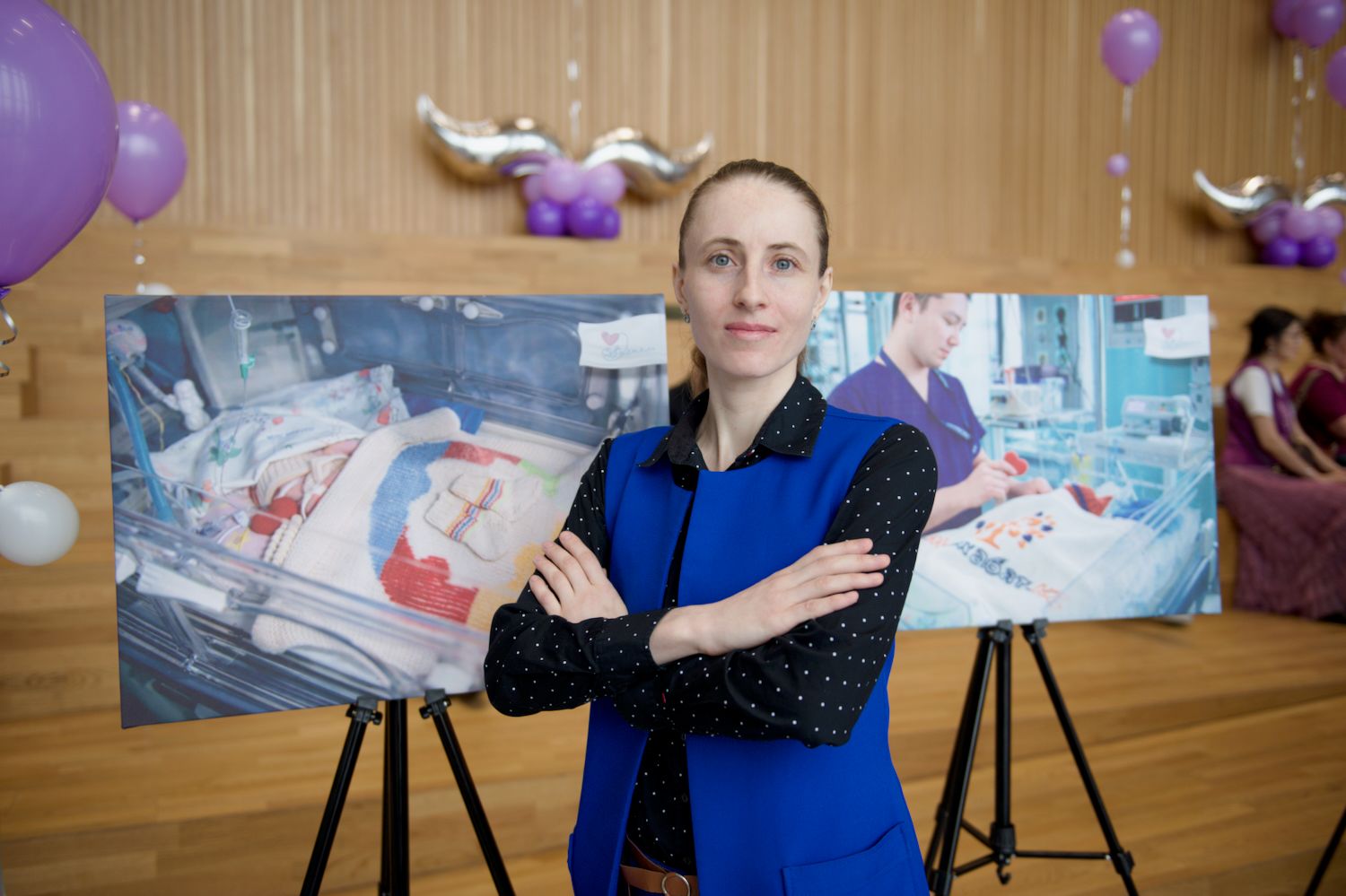 Қайырымдылық жобасының ашылуында Қазақстандағы Халықаралық волонтерлік жылын қолдауға арналған «Өмір жылуы» фотокөрмесінде Қосшы қаласындағы «28 ілмек» клубының қатысушылары мен қонақтары. «28 ілмек» клубы, Қосшы, Өмір жылуы, фотокөрме, волонтерлік, шала туған балалар, қайырымдылық, Қазақстан, Shanger.kz