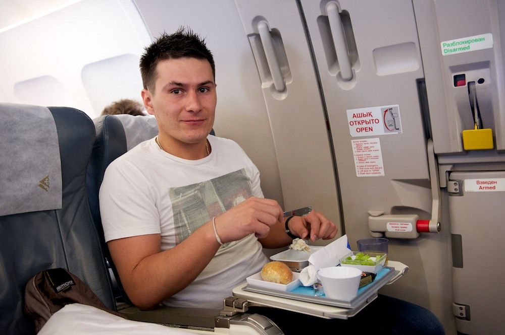 Процесс приготовления и доставки бортового питания авиакомпании Air Astana — от цеха в Актобе до рейсов в Казахстане и за рубежом, бортовое питание, Air Astana, Казахстан, Актобе, авиаперелёты, еда в самолёте, авиация, кейтеринг, Shanger.kz, Карла Нур