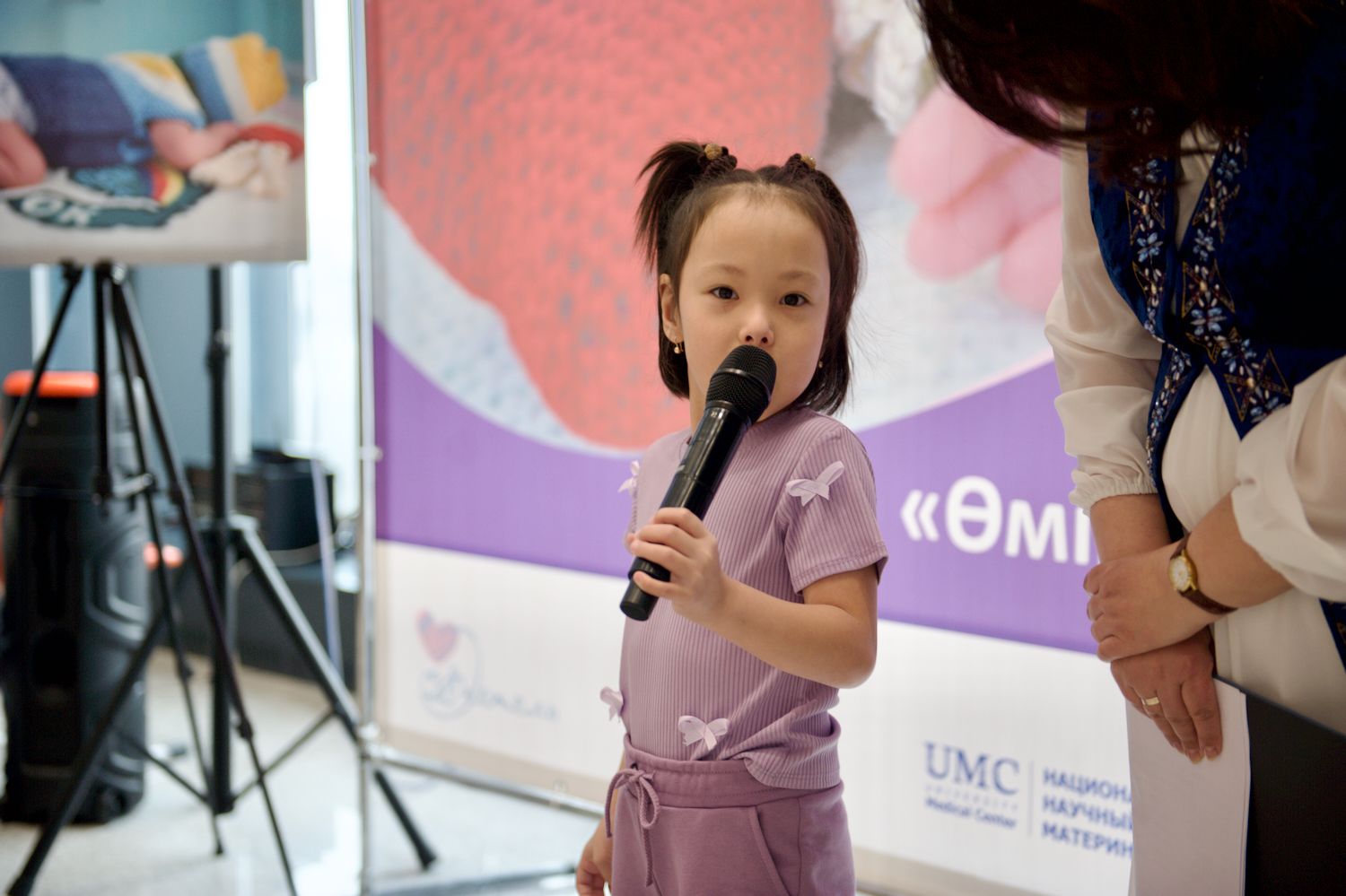 Қайырымдылық жобасының ашылуында Қазақстандағы Халықаралық волонтерлік жылын қолдауға арналған «Өмір жылуы» фотокөрмесінде Қосшы қаласындағы «28 ілмек» клубының қатысушылары мен қонақтары. «28 ілмек» клубы, Қосшы, Өмір жылуы, фотокөрме, волонтерлік, шала туған балалар, қайырымдылық, Қазақстан, Shanger.kz