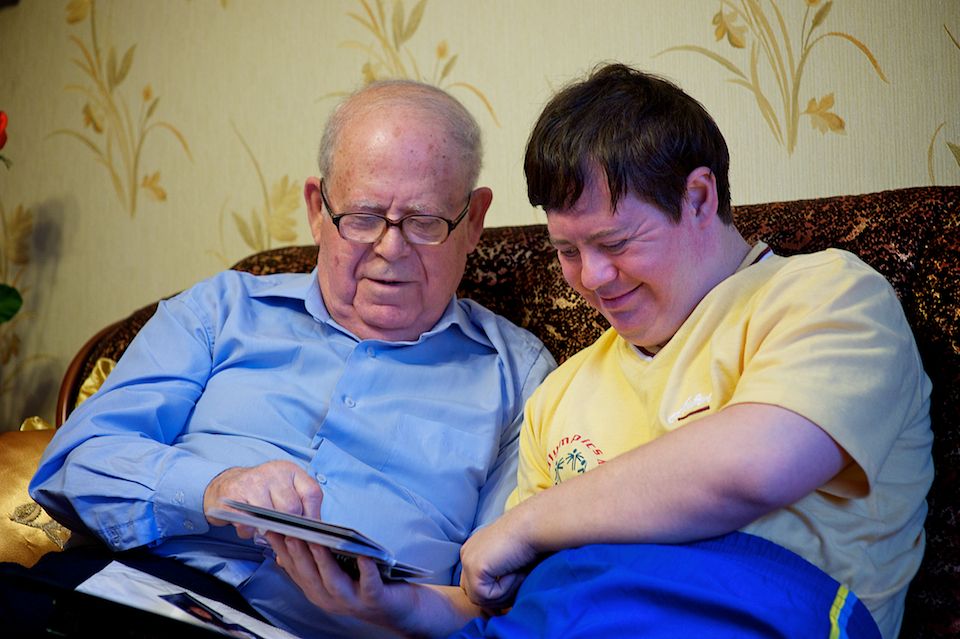 Атлеты с синдромом Дауна и их тренеры из движения Special Olympics Kazakhstan во время тренировок и соревнований, синдром Дауна, Special Olympics, Спешиал Олимпикс Казахстан, инклюзия, спорт и равенство, люди с инвалидностью, Нилюфар Амирбекова, Карлыгаш Нуржан, социальные истории, Shanger.kz