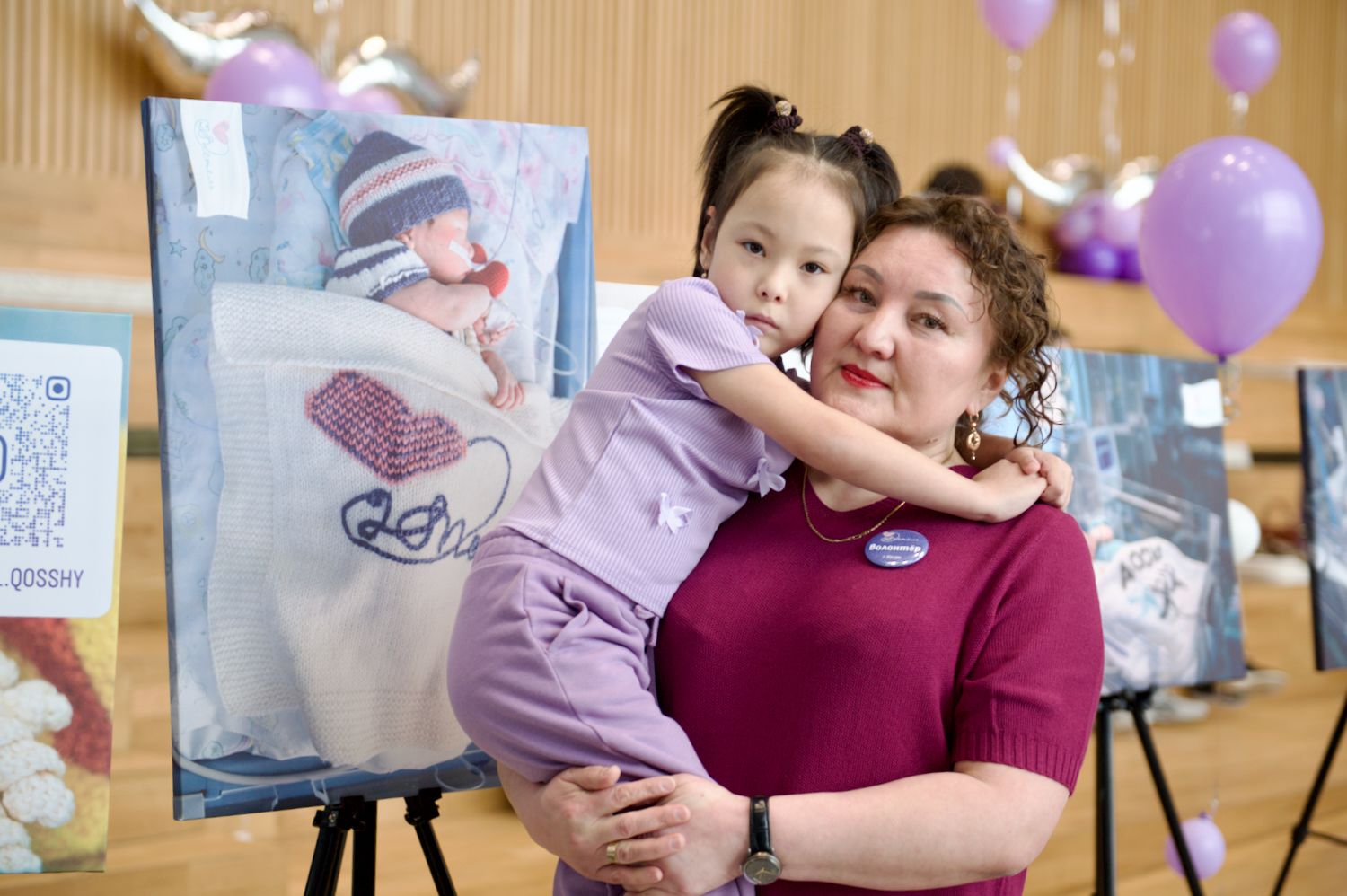 Қайырымдылық жобасының ашылуында Қазақстандағы Халықаралық волонтерлік жылын қолдауға арналған «Өмір жылуы» фотокөрмесінде Қосшы қаласындағы «28 ілмек» клубының қатысушылары мен қонақтары. «28 ілмек» клубы, Қосшы, Өмір жылуы, фотокөрме, волонтерлік, шала туған балалар, қайырымдылық, Қазақстан, Shanger.kz