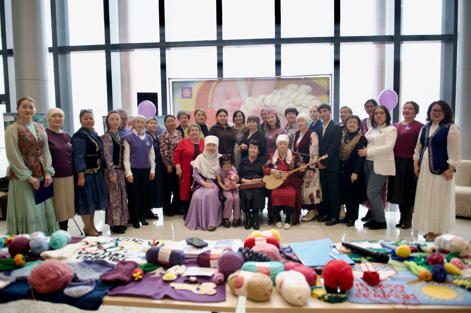 Қайырымдылық жобасының ашылуында Қазақстандағы Халықаралық волонтерлік жылын қолдауға арналған «Өмір жылуы» фотокөрмесінде Қосшы қаласындағы «28 ілмек» клубының қатысушылары мен қонақтары. «28 ілмек» клубы, Қосшы, Өмір жылуы, фотокөрме, волонтерлік, шала туған балалар, қайырымдылық, Қазақстан, Shanger.kz