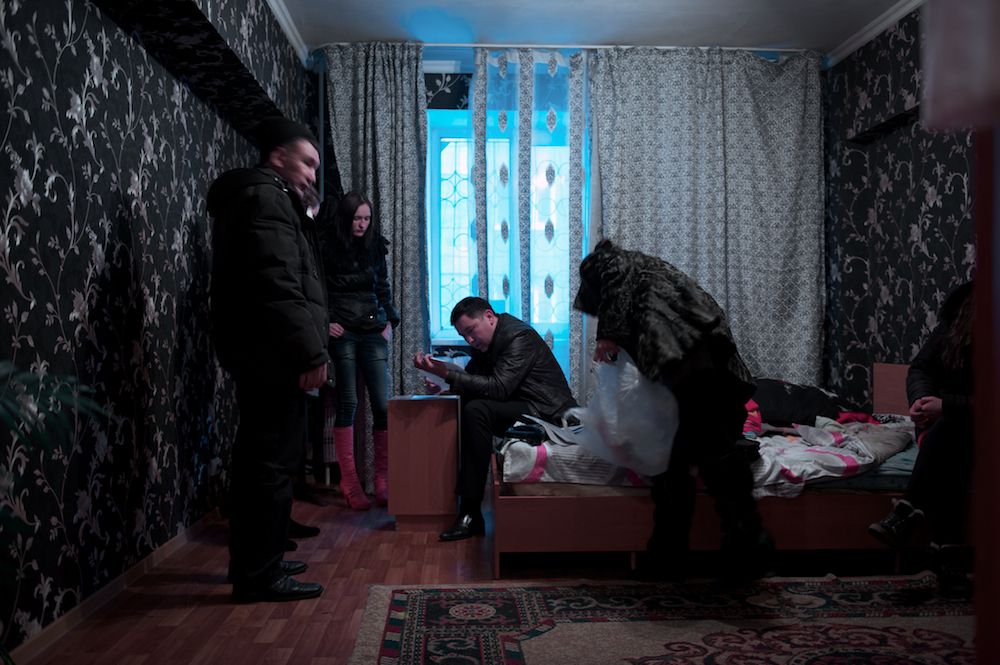 Рейд полиции Алматы по притонам: история девушек, оказавшихся в мире проституции, и взгляд изнутри на теневую сторону города, проституция, Алматы, рейд полиции, общество, женщины, сексуальное рабство, УБОП, Казахстан, Карлыгаш Нуржан, Shanger.kz