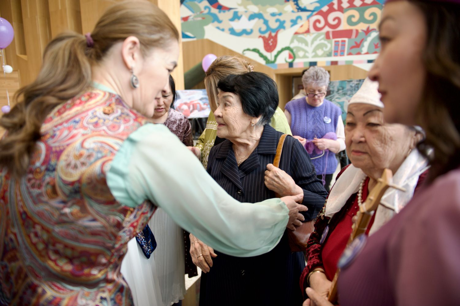 Қайырымдылық жобасының ашылуында Қазақстандағы Халықаралық волонтерлік жылын қолдауға арналған «Өмір жылуы» фотокөрмесінде Қосшы қаласындағы «28 ілмек» клубының қатысушылары мен қонақтары. «28 ілмек» клубы, Қосшы, Өмір жылуы, фотокөрме, волонтерлік, шала туған балалар, қайырымдылық, Қазақстан, Shanger.kz